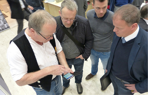 
Rainer Löber zaubert eine Aufmaßskizze auf sein Handydisplay 
