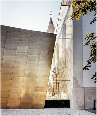 <p>
Der pyramidenförmige Anbau der Pfarrkirche Leifers ist mit Tombak bekleidet
</p>
