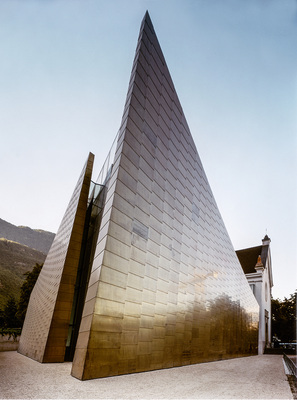 <p>
Glas bildet den Übergang vom historischen Kirchenbau zur modernen Erweiterung
</p>