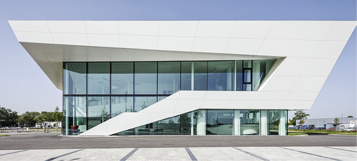 
Kombination von Glas und Metall in außer-gewöhnlicher Formgebung auch am Firmen-gebäude der Probat GmbH
