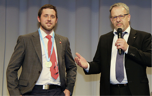 
Reto Reifler (Euroskills-Silbermedaillengewinner der Schweiz) und Benno Lees (Suissetec-Präsident, Fachbereich Gebäudehülle und Spengler) 
