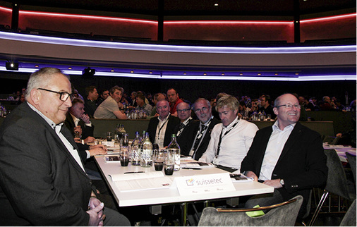 
Spengler-Prominenz: Die Repräsentanten der Klempner und Spengler aus Deutschland, Österreich, Südtirol und der Schweiz sitzen an einem Tisch
