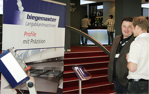 
Mario Traub informiert im Rahmen der Fachausstellung über Biegemaster-Langabkantmaschinen 
