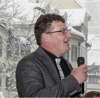 <p>VDSS-Präsident René Fasler begrüßt die Gäste im verschneiten Sankt Gallen</p> - © BAUMETALL