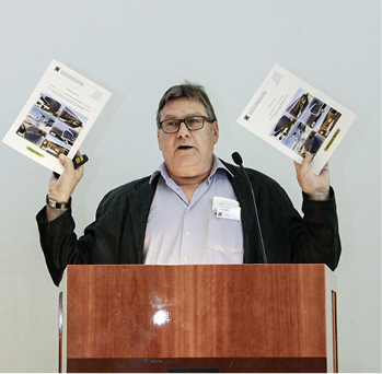 VDSS-Sekretär Bernard Trächsel wirbt für den Sonderdruck zur Goldenen Spenglerarbeit
