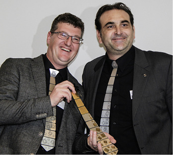<p>VDSS-Vorstand Stephan Fankhauser (r.) überreicht René Fasler die goldene VDSS-Krawatte</p> - © BAUMETALL
