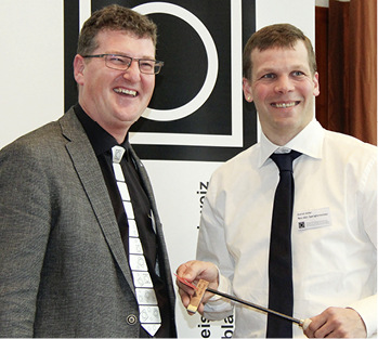 VDSS-Präsident René Fasler überreicht Jungmeister Daniel Alder den VDSS-Lötkolben
