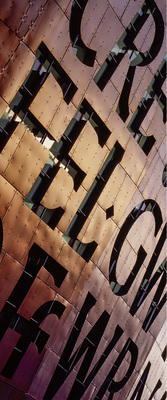 <p>
</p>

<p>
Rund 10 000 m² gefärbter Edelstahl umhüllen das Wales Millennium Centre in Cardiff (GB)
</p> - © Foto: Rimex


