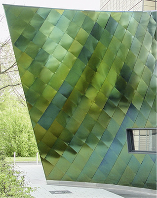 



Das Material dieser grün gefärbten Edelstahlfassade stammt von Inox Color 
