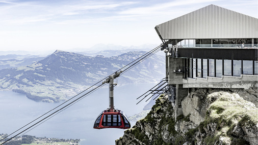 



Roofinox-Edelstahl der Oberfläche Pearl Design umhüllt diese Seilbahnstation in der Schweiz und schützt das Gebäude zuverlässig vor der rauen Witterung 
