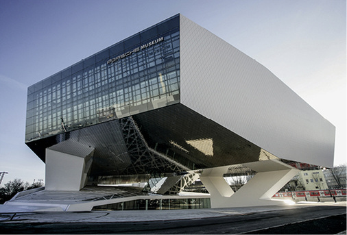 



Der Fachbetrieb Lummel aus Karlstadt montierte an der Deckenuntersicht des Porsche-Museums in Zuffenhausen 15 000 Edelstahlrauten
