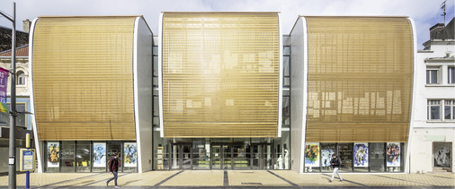 



Dreiteilige, gebogene Sonnenschutzfassade aus Metallgewebe vom Typ Escale von GKD an der Ecole d’Art de Calais
