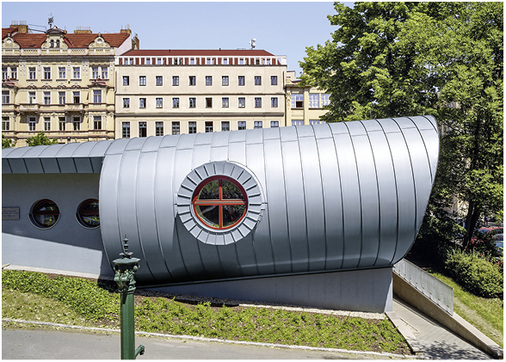 
Architektonischer Kontrast: der verspielte, aber moderne Bau als Nachbar von Wohnbauten aus der Gründerzeit
