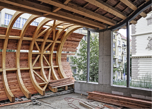 
Unterkonstruktion wie im Schiffsbau: gebogene Spanten mit stabilisierenden Verstrebungen und Holzverschalung
