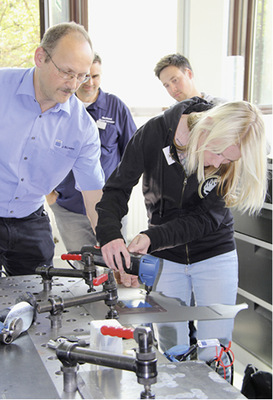 Luisa Buck macht den Trutool-Test
