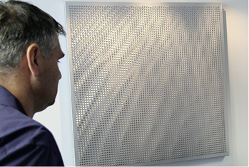 Michael Schneider begutachtet Fassadenmuster
