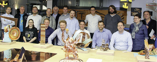 
Zufriedene Teilnehmer präsentieren ihre Kunstwerke aus Aurubis-Kupfer
