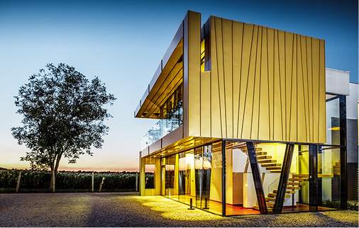 
Die Linienstruktur und die Glasfronten lockern die Optik des Baukörpers auf
