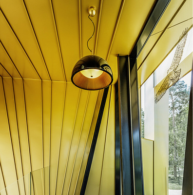 
Im Inneren des Weinhauses setzt sich die goldfarbene Prefalz/Falzonal-Bekleidung fort
