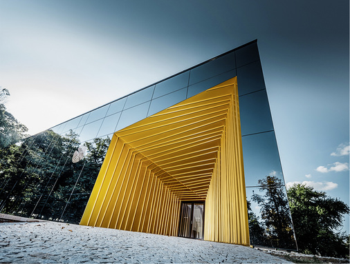 
Die Glasfassade spiegelt das Grün der Umgebung und verleiht dem Gebäude Leichtigkeit und Transparenz
