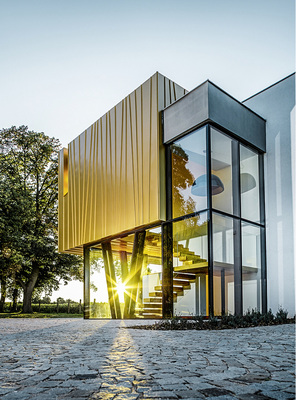 
Aluminium in Mayagold mit Glas und Beton: ein harmonisches Trio inmitten der Weinlandschaft
