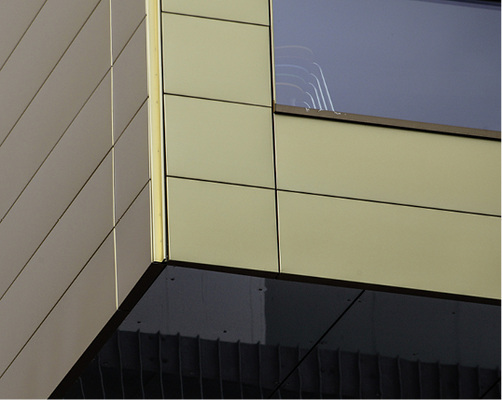 <p>
Die vorgehängte, hinterlüftete Fassade ist eine Kalzip-FC-Fassade mit der Oberfläche AluPlusPatina, passend zum Dach in Medium Gold G30
</p>