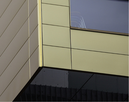 
Die vorgehängte, hinterlüftete Fassade ist eine Kalzip-FC-Fassade mit der Oberfläche AluPlusPatina, passend zum Dach in Medium Gold G30
