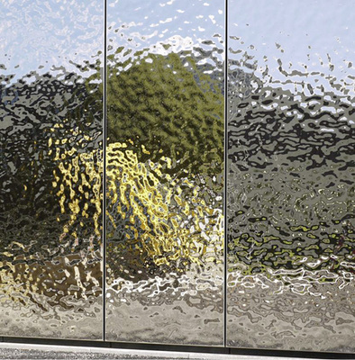 
Spiegelung in unterschiedlich geprägten Edelstahlprofilen



