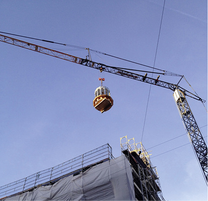 
Der Transport auf das Dach erfolgte per Baukran

