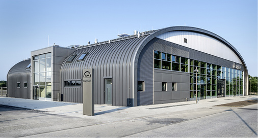 
Das Hangar-typische Halbrund überspannt eine lichtdurchflutete Event-Halle mit einem seitlichen Gebäuderiegel



