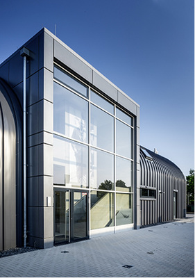 <p>
Für die Gebäudehülle wurden bewährte Metallleichtbauelemente gewählt
</p>

<p>
</p> - © Foto: Giulio Coscia, Mönchengladbach

