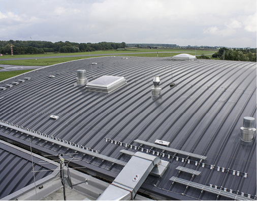 <p>
Die Befestigung des Zubehörs auf den Profilstegen erfolgte mit zum System gehörenden durchdringungsfreien Halteclips
</p>

<p>
</p> - © Foto: Zambelli Rib-Roof, Stephansposching

