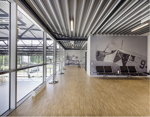 



Der Neubau dient gleichzeitig als Garage für die Ju 52 und als Veranstaltungsfläche mit dem Hugo Junkers Museum
