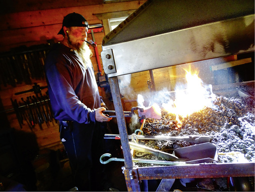 <p>
Neuanfang zwischen Feuer und Eis: Michael Maul in seiner Schmiede in Lappland
</p>

<p>
</p> - © Fotos: Juliane Holland-Moritz / crazy loon art

