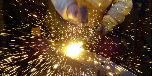 
In der Schmiede- und Kunstwerkstatt sprühen Funken und Ideen
