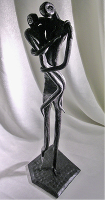 
In der Werkstatt entstehen Gebrauchs- und Ziergegenstände, z. B. diese Statuette
