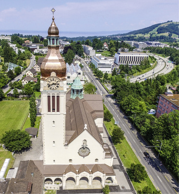 
Nach der Sanierung erstrahlt die Kirche St. Maria in neuem Glanz. Unter der Turmdacheindeckung wurde ein Heizsystem zur Vermeidung von Eisbruch eingebaut 
