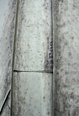 
Dieses Teilstück der Kupfereindeckung ist nach 100 Jahren noch intakt 
