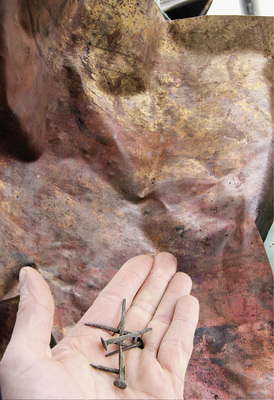 
Handgeschmiedete Eisennägel dienten zur Befestigung der Hafte
