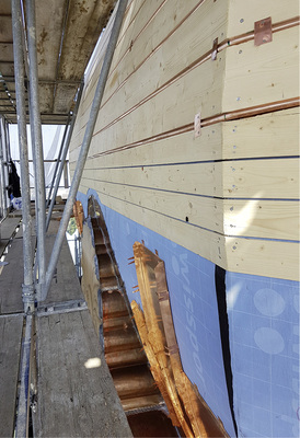 
Zwischen den Schalungsbrettern befinden sich Heizungsrohre 
