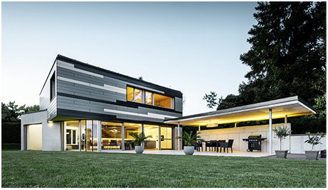 Auch in der Dämmerung kommt die dreifarbige Außenhaut gut zur Geltung
