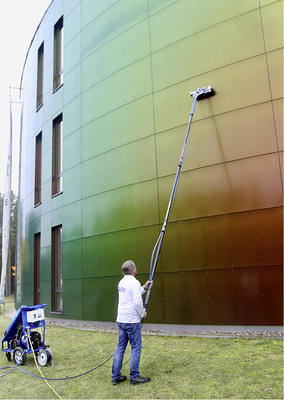 
Die Reinigung von hohen Fassaden oder Kirchturm-dächern ist eher eine Aufgabe für Industriekletterer ... ... einfacher geht es bei kleinen und mittleren Höhen mit dem Stangensystem qleen von der Lehmann KG
