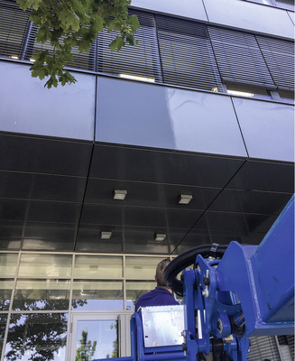 
Musterreinigung der Firma Ambruch an einem Bürogebäude in Neckarsulm. 



Der Unterschied in der Farbintensität zwischen vorher und nachher ist beachtlich
