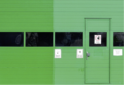 
Lackiertes Aluminium-Rolltor mit Verkreidung der Lackschicht. Rechts vor und links nach dem Einsatz von Ilka-Alurein M und anschließender Konservierung mit Ilka-Alu Fix
