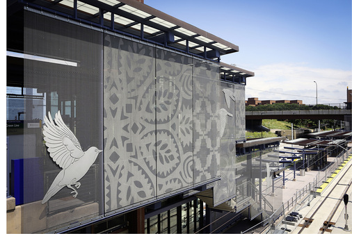 
Zum Schutz gegen die Sonne wurde dieser Bahnhof in Saint Paul, USA, mit Edelstahlgewebe vom Typ Omega der GKD bekleidet. Applizierte Edelstahlvögel verwandeln die Fassade in ein Kunstwerk
