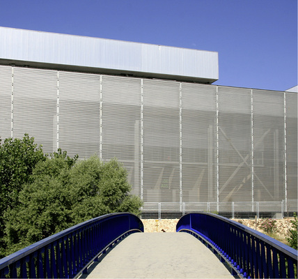 
Das GKD-Spiralgewebe vom Typ Escale 7 x 1 am Tennis Center Madrid in Spanien dient als Absturzsicherung, ist wartungsfrei, robust und hat eine nahezu unbegrenzte Lebensdauer
