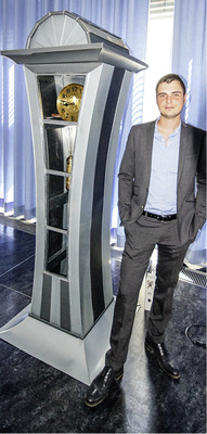 Das Thema „Zeit“ klempnertechnisch umgesetzt: Standuhr von Raphael Rust
