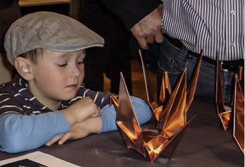 <p>
Begeistert bewundert dieser Junge einen Kupferkranich auf einer Handwerksmesse
</p>

<p>
</p> - © Foto: Stelzer GmbH

