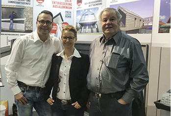 <p>
Mirko Siegler, Daniela Siegler und Heribert Siegler auf der Fachmesse Energie und Bau 
</p>

<p>
</p> - © Foto: Sima Bau SieglerGmbH

