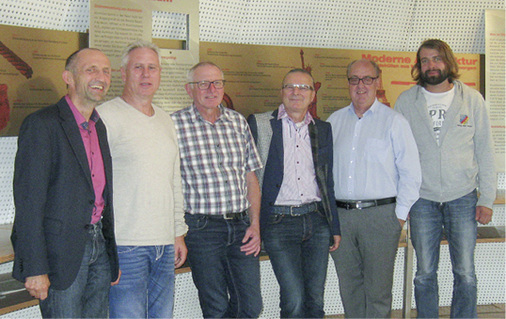 
Der Museumsvorstand freut sich über die neuen Infotafeln zur Geschichte der Metallverarbeitung
